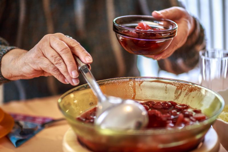 Rețetă de prăjitură cu vișine: cum să faci un desert pufos și delicios